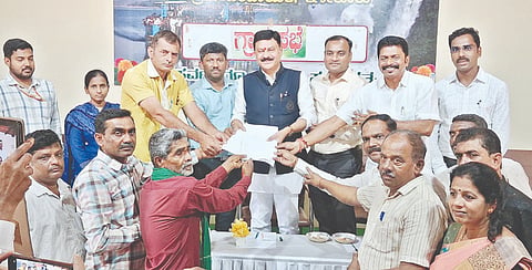 ಸಾಗರ ತಾಲೂಕಿನ ಕೋಳೂರು ಗ್ರಾಪಂ ಆವರಣದಲ್ಲಿ ಬೇಸೂರು ಅಣು ವಿದ್ಯುತ್​ ಸ್ಥಾವರ ವಿರೋಧಿಸಿ ಗ್ರಾಮಸ್ಥರು ಶಾಸಕ ಗೋಪಾಲಕೃಷ್ಣ ಬೇಳೂರು ಅವರಿಗೆ ಮನವಿ ಸಲ್ಲಿಸಿದರು. ಪ್ರದಿಪ್​, ಶಿವಪ್ರಕಾಶ್​, ವೀರೇಶ್​ಕುಮಾರ್​, ಇಂದೂಧರ ಇತರರಿದ್ದರು.
