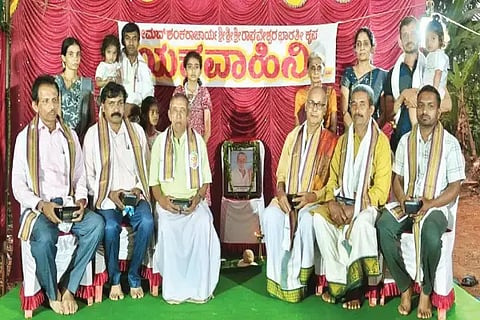 ಸಾಗರ ತಾಲೂಕಿನ ಕೆಸವಿನಮನೆಯಲ್ಲಿ ಆಯೋಜಿಸಿದ್ದ ನುಡಿನಮನ ಕಾರ್ಯಕ್ರಮದಲ್ಲಿ ಕಲಾವಿದರನ್ನು ಸನ್ಮಾನಿಸಲಾಯಿತು. ನಿಟ್ಟೂರು ಅನಂತ ಹೆಗಡೆ, ಟಿ.ಎಂ.ಶೇಷಗಿರಿ, ವಿನಯಮೂರ್ತಿ, ಮೇದಿನಿ ಇತರರಿದ್ದರು.