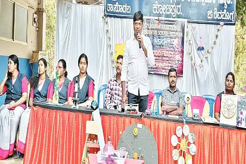 ಸೊರಬದ ಕೋಟಿಪುರದಲ್ಲಿ ಎವರಾನ್ ಇಂಟರ್‌ನ್ಯಾಷನಲ್ ರೆಸಿಡೆನ್ಷಿಯಲ್ ಸ್ಕೂಲ್‌ನಲ್ಲಿ ಏರ್ಪಡಿಸಿದ್ದ ವಿಜ್ಞಾನ ವಸ್ತು ಪ್ರದರ್ಶನ ಹಾಗೂ ಆಹಾರ ಮೇಳದಲ್ಲಿ ಸಮಾಜ ಸೇವಕ ಕಾರ್ತಿಕ್ ಸಾಹುಕಾರ್ ಮಾತನಾಡಿದರು. ಚರಿತಾ ಕಾರ್ತಿಕ್, ಸಂಪತ್‌ಕುಮಾರ್ ಇತರರಿದ್ದರು.