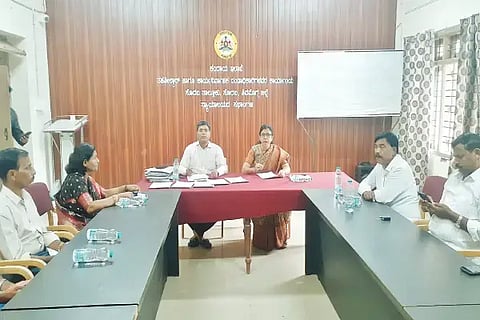 ಸೊರಬ ತಾಲೂಕು ಕಚೇರಿಯಲ್ಲಿ ಮತದಾರ ಪಟ್ಟಿಗಳ ಸಮಗ್ರ ಪರಿಷ್ಕರಣೆ ಕುರಿತು ಏರ್ಪಡಿಸಿದ್ದ ರಾಜಕೀಯ ಪಕ್ಷಗಳ ಸಭೆಯಲ್ಲಿ ಜಿಪಂ ಉಪಕಾರ್ಯದರ್ಶಿ ಸುಜಾತಾ ಮಾತನಾಡಿದರು. ಕೆ.ಪುರಂದರ, ಅಣ್ಣಪ್ಪ, ಸದಾನಂದ ಗೌಡ ಇತರರಿದ್ದರು.