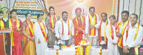 ಸೊರಬದ ಚಿಕ್ಕಪೇಟೆಯ ಪ್ರಜಾಪಿತ ಬ್ರಹ್ಮ ಕುಮಾರಿ ಈಶ್ವರಿಯ ವಿಶ್ವ ವಿದ್ಯಾಲಯದ ಅವರಣದಲ್ಲಿ ಮನೆಗೊಂದು ಗ್ರಂಥಾಲಯ ಮತ್ತು ಮುಂಗಾರು ಕಾವ್ಯ ಸಂಭ್ರಮ ಕಾರ್ಯಕ್ರಮವನ್ನು ಗ್ಯಾರಂಟಿ ಯೋಜನೆ ಅನುಷ್ಠಾನ ಸಮಿತಿ ತಾಲೂಕು ಅಧ್ಯಕ್ಷ ಜಯಶೀಲಗೌಡ ಉದ್ಘಾಟಿಸಿದರು. ಕೆಂಪಿನ ಸಿದ್ದವೃಷಬೇಂದ್ರ ಸ್ವಾಮೀಜಿ, ಜಯಶೀಲ ಗೌಡ ಅಂಕರವಳ್ಳಿ, ಶಂಕರ ಶೇಟ್​ ಮತ್ತಿತರರಿದ್ದರು.