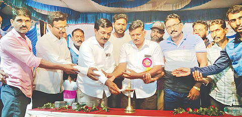 ಸೊರಬ ತಾಲೂಕಿನ ಹೊಳೆಮರೂರು ಗ್ರಾಮದಲ್ಲಿ ಆಯೋಜಿಸಿದ್ದ ಕಬಡ್ಡಿ ಪಂದ್ಯಾವಳಿಯನ್ನು ಜಿಪಂ ಮಾಜಿ ಸದಸ್ಯ ಗುರುಕುಮಾರ್​ ಪಾಟೀಲ್​ ಉದ್ಘಾಟಿಸಿದರು. ಚಂದ್ರಶೇಖರ್​ ಪಾಟೀಲ್​, ಸುಬ್ರಹ್ಮಣ್ಯ ಕಾನಡೆ, ಮೋಹನ್​ ಇತರರಿದ್ದರು.