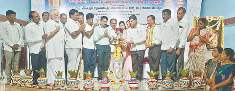 ಸೊರಬದಲ್ಲಿ ಆಯೋಜಿಸಿದ್ದ ಮದ್ಯವರ್ಜನ ಶಿಬಿರವನ್ನು ತಹಸೀಲ್ದಾರ್​ ಕೆ.ಪುರಂದರ ಉದ್ಘಾಟಿಸಿದರು. ದಿನೇಶ್​, ಕಾರ್ತಿಕ್​ ಸಾಹುಕಾರ್​, ಮಾಲತೇಶ್​, ರಾಜು ಹಿರಿಯಾವಲಿ ಮುಂತಾದವರಿದ್ದರು.