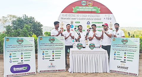 ಸೋಮವಾರಪೇಟೆಯಲ್ಲಿ ಮೇ 7ರಿಂದ ನಡೆಯುವ ರಾಜ್ಯ ಮಟ್ಟದ ಹಾಕಿ ಪಂದ್ಯಾವಳಿಯ ಟೈಸ್ ಅನ್ನು ಅಪ್ಪಚ್ಚು ರಂಜನ್ ಬಿಡುಗಡೆಗೊಳಿಸಿದರು. ಶ್ರೀನಿಧಿ, ಹರ್ಷಿತ್, ಸಜನ್, ಮೋಹಿತ್ ಇದ್ದರು.