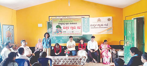 ಸೋಮವಾರಪೇಟೆ ತಾಲೂಕಿನ ದೊಡ್ಡಮಳ್ತೆ ಗ್ರಾಮ ವತಿಯಿಂದ ನಡೆದ ಮಕ್ಕಳ ಗ್ರಾಮಸಭೆಯಲ್ಲಿ ವಿದ್ಯಾರ್ಥಿನಿ ನಂದಿತಾ ಮಾತನಾಡಿದರು. ಗೋಪಾಲಕೃಷ್ಣ, ರಶೀದ, ಮೋಹನ್ ಇದ್ದರು.