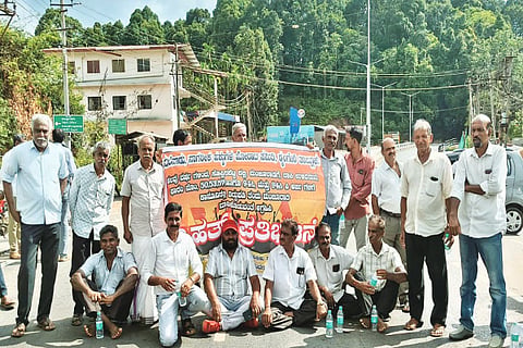 ಸೊಪ್ಪಿನಬೆಟ್ಟ ಮಂಜೂರಾತಿ ಪ್ರಕ್ರಿಯೆ ತಡೆ ಹಿಡಿದಿರುವುದನ್ನು ಖಂಡಿಸಿ ಮಲೆನಾಡು ನಾಗರಿಕ ಹಕ್ಕುಗಳ ಹೋರಾಟ ಸಮಿತಿ ಸದಸ್ಯರು ಪ್ರತಿಭಟನೆ ನಡೆಸಿದರು 