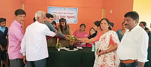 ಆಲೂರುಸಿದ್ದಾಪುರ ಮಕ್ಕಳ ಗ್ರಾಮ ಸಭೆಯನ್ನು ಗಣ್ಯರು ಉದ್ಘಾಟಿಸಿದರು. ವಿದ್ಯಾರ್ಥಿನಿ ಸಿಂಚನ, ಗ್ರಾ.ಪಂ.ಅಧ್ಯಕ್ಷೆ ಮೀನಾಕ್ಷಿ