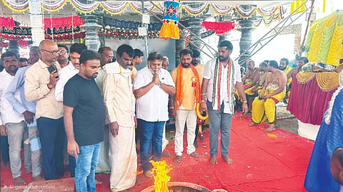 ಶ್ರೀರಂಗಪಟ್ಟಣ ತಾಲೂಕಿನ ರಾಂಪುರ ಗ್ರಾಮದಲ್ಲಿ ನೂತನವಾಗಿ ನಿರ್ಮಾಣವಾದ ಮೂಲ ಶ್ರೀಕುಬೇರ ಆಂಜನೇಯಸ್ವಾಮಿ ದೇವರು ಹಾಗೂ ಶ್ರೀವಿದ್ಯಾ ಹಯಗ್ರೀವಸ್ವಾಮಿ ದೇಗುಲದ ಪೂಜಾ ಕಾರ್ಯದಲ್ಲಿ ಮಾಜಿ ರವೀಂದ್ರ ಶ್ರೀಕಂಠಯ್ಯ ಭಾಗಿಯಾಗಿ ವಿಶೇಷ ಪೂಜೆ ಸಲ್ಲಿಸಿದರು. ಮುಖಂಡರಾದ ಪ್ರೀತಮ್ ರಾಮ್, ಮೋಹನ್ ಕುಮಾರ್, ಸೋಮಶೇಖರ್, ಶ್ರೀನಿವಾಸ್, ಶ್ಯಾಮಸುಂದರ್, ಜಯರಾಮೇಗೌಡ್ರು ಇತರರು ಇದ್ದರು.