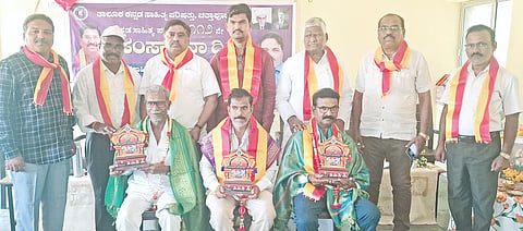 ಚಿತ್ತಾಪುರದಲ್ಲಿ ಮಂಗಳವಾರ ಏರ್ಪಡಿಸಿದ್ದ ಕನ್ನಡ ಸಾಹಿತ್ಯ ಪರಿಷತ್​ ಸಂಸ್ಥಾಪನಾ ದಿನ ಕಾರ್ಯಕ್ರಮದಲ್ಲಿ ಹಿರಿಯ ಸದಸ್ಯರನ್ನು ಸನ್ಮಾನಿಸಲಾಯಿತು. ಪಿಎಲ್​ಡಿ ಬ್ಯಾಂಕ್​ ಅಧ್ಯಕ್ಷ ಭೀಮಣ್ಣ ಸಾಲಿ, ಕಾಶಿರಾಯ ಕಲಾಲ್​, ವೀರಭದ್ರಪ್ಪ ಗುರುಮಿಠಕಲ್​, ರವೀಂದ್ರ ಸಜ್ಜನಶೆಟ್ಟಿ, ಜಗದೀಶ ಚವ್ಹಾಣ್​ ಇತರರಿದ್ದರು.
