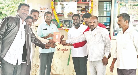  ಚಿಂಚೋಳಿಯಲ್ಲಿ ಅಪ್ಪು ಅಭಿಮಾನಿ ಬಳಗದಿಂದ ಸಿದ್ಧಪಡಿಸಿರುವ ಬಯಲು ಗ್ರಂಥಾಲಯಕ್ಕೆ ಬಿಜೆಪಿ ಮುಖಂಡ ಗೋಪಾಲರಾವ ಕಟ್ಟಿಮನಿ ಚಾಲನೆ ನೀಡಿದರು. ಸಾಗರ ಆನಂದಿ, ವಿಜಯರಾಜ ಕೊರಡಂಪಳ್ಳಿ, ಕಾಶಿನಾಥ ಬೀರನಳ್ಳಿ, ಸುನೀಲ ಸಲಗರ ಇದ್ದರು.