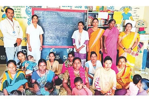 ಹಲವಾಗಲಿ ಗ್ರಾಮದಲ್ಲಿ ಮುಟ್ಟಿನ ಕಪ್ ಬಳಕೆ, ವಿಶ್ವ ಸ್ತನ್ಯಪಾನ ಸಪ್ತಾಹ ಹಾಗೂ ರಾಷ್ಟ್ರೀಯ ಜಂತುಹುಳು ನಿವಾರಣಾ ಕಾರ್ಯಕ್ರಮ ನಡೆಯಿತು. ಪ್ರಮುಖರಾದ ಕಾಶಪ್ಪ, ಪ್ರತಿಭಾ, ಶೋಭಾ, ಹನುಮಂತಮ್ಮ, ಗವಿಸಿದ್ದಮ್ಮ, ರೇಣುಕಾ ಇತರರಿದ್ದರು.