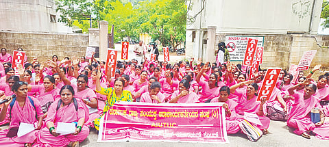 ವಿವಿಧ ಬೇಡಿಕೆ ಈಡೇರಿಸುವಂತೆ ಒತ್ತಾಯಿಸಿ ಆಶಾ ಕಾರ್ಯಕರ್ತೆಯರು ನಗರದಲ್ಲಿ ಪ್ರತಿಭಟನೆ ನಡೆಸಿದರು. ಎಂ.ಉಮಾದೇವಿ, ಪಿ.ಎಸ್.ಸಂಧ್ಯಾ, ಜಿ.ಎಸ್.ಸೀಮಾ, ಭಾಗ್ಯಮ್ಮ, ಕೋಮಲಾ, ಮಣಿಲಾ, ಸುಧಾ, ಮಂಜುಳಾ, ಸುನೀತಾ, ಲಕ್ಷ್ಮೀ, ಲೀಲಾವತಿ ಇತರರು ಇದ್ದರು.