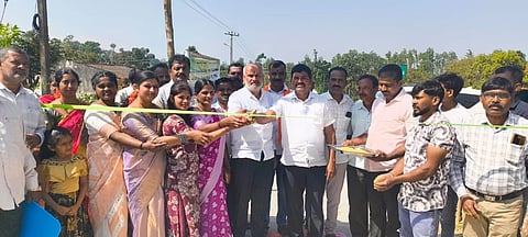ತಾಲೂಕಿನ ತುಂಬುದೇವನಗಳ್ಳಿ ಗ್ರಾಮ ಪಂಚಾಯಿತಿಯ ಪ್ರವೇಶದ್ವಾರ ಹಾಗೂ ಗ್ರಂಥಾಲಯವನ್ನು ಶಾಸಕ ಎಚ್.ಕೆ.ಸುರೇಶ್ ಉದ್ಘಾಟಿಸಿದರು. ಗ್ರಾಪಂ ಉಪಾಧ್ಯಕ್ಷೆ ಲೋಲಾಕ್ಷಿ, ಸದಸ್ಯೆ ಲಲಿತಾ, ಜೀವನ್ ಯೋಗೇಶ್, ಮಾಜಿ ಅಧ್ಯಕ್ಷ ಮಲ್ಲೇಶ್, ಅಭಿವೃದ್ಧಿ ಅಧಿಕಾರಿ ವಾಸು, ಆರೋಗ್ಯ ಕೇಂದ್ರದ ದಾದಿ ತಾಸೀನಾ, ಮುಖಂಡರಾದ ಚಂದನ್, ಗುಂಡ, ಸುಭಾಷ್, ಸಂತೋಷ್ ಇತರರು ಇತರರಿದ್ದರು.