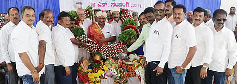  ಬಾಗೇಪಲ್ಲಿ ರಾಮಕೃಷ್ಣ ಕಲ್ಯಾಣ ಮಂಟಪದಲ್ಲಿ ಹಮ್ಮಿಕೊಂಡಿದ್ದ ಸನ್ಮಾನ ಸಮಾರಂಭದಲ್ಲಿ ರಾಜ್ಯ ಉಗ್ರಾಣ ನಿಗಮದ ಅಧ್ಯಕ್ಷ ಎನ್​.ಸಂಪಂಗಿ ಅವರನ್ನು ಸನ್ಮಾನಿಸಿದರು. ಶಾಸಕ ಎಸ್​.ಎನ್​.ಸುಬ್ಬಾರೆಡ್ಡಿ, ಮಾಜಿ ಸಚಿವ ಎನ್​.ಎಚ್​.ಶಿವಶಂಕರರೆಡ್ಡಿ, ಮಾಸನಪಲ್ಲಿ ನಾರಾಯಣಸ್ವಾಮಿ, ಎಸ್​ಟಿಡಿ ಮೂರ್ತಿ ಇದ್ದರು. 