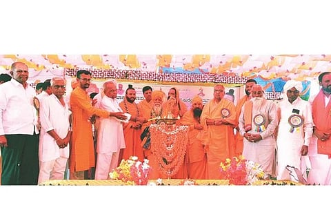 ಗಬ್ಬೂರು ಸಮೀಪದ ಸುಲ್ತಾನಪುರದಲ್ಲಿ ಆಯೋಜಿಸಿದ್ದ ಸಾಮೂಹಿಕ ವಿವಾಹ ಕಾರ್ಯಕ್ರಮವನ್ನು ಚಿಟಗುಪ್ಪದ ಶ್ರೀ ಗುರುಲಿಂಗ ಸ್ವಾಮೀಜಿ ಉದ್ಘಾಟಿಸಿದರು. ಶ್ರೀ ಬೂದಿಬಸವ ಸ್ವಾಮೀಜಿ, ಶ್ರೀಶಾಂತಮಲ್ಲ  ಸ್ವಾಮೀಜಿ, ಶ್ರೀಕಪಿಲ ಸಿದ್ಧರಾಮೇಶ್ವರ ಸ್ವಾಮೀಜಿ, ಮಟಮಾರಿ ಶ್ರೀವೀರಭದ್ರ ಸ್ವಾಮೀಜಿ ಇತರರಿದ್ದರು. 