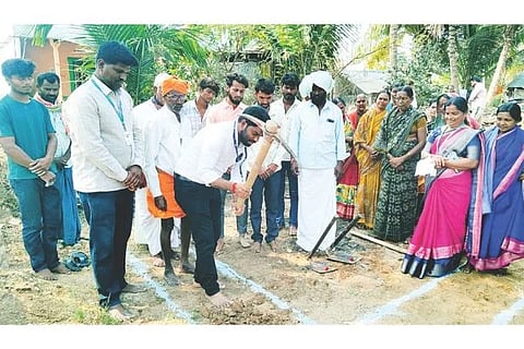 ದೇವದುರ್ಗ ತಾಲೂಕು ಮುಂಡರಗಿಯಲ್ಲಿ ಮನೆ ನಿರ್ಮಾಣ ಕಾಮಗಾರಿಗೆ ಶ್ರೀಕ್ಷೇತ್ರ ಧರ್ಮಸ್ಥಳ ಗ್ರಾಮಾಭಿವೃದ್ಧಿ ಯೋಜನಾಧಿಕಾರಿ ವೇಣುಗೋಪಾಲ್ ಭೂಮಿಪೂಜೆ ಮಾಡಿದರು. ಗ್ರಾಪಂ ಅಧ್ಯಕ್ಷ ಬಾಲಯ್ಯ, ವಲಯ ಮೇಲ್ವಿಚಾರಕ ಭರತ್, ಜ್ಞಾನವಿಕಾಸ ಸಮನ್ವಯಾಧಿಕಾರಿ ಅಶ್ಚಿನಿ, ಸೇವಾ ಪ್ರತಿನಿಧಿ ಉಮಾಕಾಂತ ಹಾಗೂ ಇತರರಿದ್ದರು.