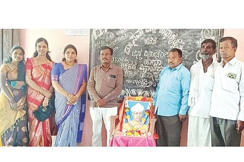 ಹೊನ್ನಟಗಿ ಸರ್ಕಾರಿ ಶಾಲೆಯಲ್ಲಿ ಶಿಕ್ಷಕರ ದಿನ ಆಚರಿಸಲಾಯಿತು. ಎಸ್ಡಿಎಂಸಿ ಅಧ್ಯಕ್ಷ ಶಾಂತಕುಮಾರ್, ಮುಖ್ಯಶಿಕ್ಷಕ ಎಂ.ಡಿ.ಸಾಬೀರ್, ಹುಲ್‌ಹಕ್, ಶಿಕ್ಷಕರಾದ ಬಸನಗೌಡ, ಜ್ಯೋತಿ ಪಾಟೀಲ್, ಶಿಲ್ಪಾ ಮಾಲೆ, ಪ್ರಭಾವತಿ  ಇತರರಿದ್ದರು.