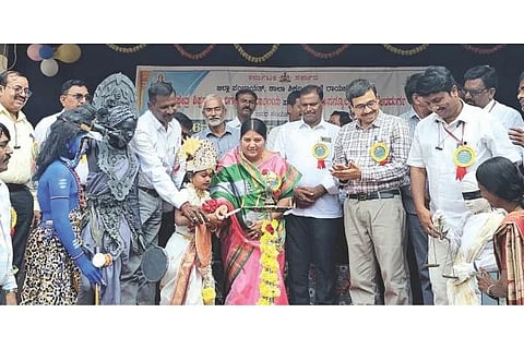 ದೇವದುರ್ಗದಲ್ಲಿ ಆಯೋಜಿಸಿದ್ದ ತಾಲೂಕು ಮಟ್ಟದ ಪ್ರತಿಭಾ ಕಾರಂಜಿ ಹಾಗೂ ಕಲಿಕೋತ್ಸವ ಕಾರ್ಯಕ್ರಮವನ್ನು ಶಾಸಕಿ ಕರೆಮ್ಮ ನಾಯಕ ಉದ್ಘಾಟಿಸಿದರು. ಯರಮರಸ್ ಡಯಟ್ ಕಾಲೇಜು ಉಪನಿರ್ದೇಶಕ ಚಂದ್ರಶೇಖರ, ಬಿಇಒ ಮಲ್ಲಿಕಾರ್ಜುನ, ಕ್ಷೇತ್ರ ಸಮನ್ವಯಾಧಿಕಾರಿ ಶಿವರಾಜ ಪೂಜಾರಿ, ಅರಕೇರಾ ತಾಪಂ ಇಒ ಅಣ್ಣಾರಾವ್ ನಾಯಕ, ಫಾ.ಟೋಮಿ, ಪ್ರಮುಖರಾದ ಹನುಮಂತ್ರಾಯ ಶಾಖೆ, ಎಂ.ವಿ.ಕವಡಿಮಟ್ಟ, ರಂಗನಾಥ, ಹೊನ್ನಪ್ಪ, ಬಸವರಾಜ ಕಟ್ಟಿಮನಿ, ಶರಣಗೌಡ ಸುಂಕೇಶ್ವರಹಾಳ, ಮಂಜುನಾಥ ಇತರರಿದ್ದರು.