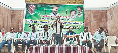ಜೆಡಿಎಸ್​ ಬೆಳ್ಳಿಹಬ್ಬದ ಅಂಗವಾಗಿ ದೊಡ್ಡಬಳ್ಳಾಪುರ ತಾಲೂಕು ದೊಡ್ಡಬೆಳವಂಗಲದಲ್ಲಿ ಏರ್ಪಡಿಸಿದ್ದ ಕಾರ್ಯಕರ್ತರ ಸಭೆಯಲ್ಲಿ ಹಿರಿಯ ಮುಖಂಡ ಟಿ.ಹುಸ್ಕೂರು ಆನಂದ್​ ಮಾತನಾಡಿದರು.  ಮುಖಂಡರಾದ ಚನ್ನೇಗೌಡ, ಹನುಮಂತರಾಜು, ರಾಜಣ್ಣ, ಸುರೇಶ, ಮೂರ್ತಿ, ನಾರಾಯಣಸ್ವಾಮಿ, ನಾರಾಯಣ್​, ರಾಜು, ಹನುಮಂತರಾಯಪ್ಪ, ಅಶ್ವತ್ಥ್​, ನಾಗರಾಜ್​, ಜಗದೀಶ್​ ಇದ್ದರು.