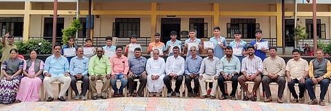 ಕುಸ್ತಿಯಲ್ಲಿ ರಾಜ್ಯಮಟ್ಟಕ್ಕೆ ಆಯ್ಕೆಯಾದ ಧಾರವಾಡ ಭಾರತ ಪ್ರೌಢಶಾಲೆಯ 10 ವಿದ್ಯಾರ್ಥಿಗಳನ್ನು ಮರಾಠಾ ವಿದ್ಯಾಪ್ರಸಾರಕ ಮಂಡಳದಿಂದ ಸನ್ಮಾನಿಸಲಾಯಿತು. 