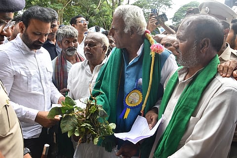 ನವಲಗುಂದ ತಾಲೂಕು ಶಿರೂರ ಗ್ರಾಮದ ರೈತ ಮುಖಂಡ ಮಲ್ಲಿಕಾರ್ಜುನ ಬಾಳನಗೌಡರ ಅವರು ಕಾಯಿ ಬಿಡದ ಹೆಸರು ಬೆಳೆಯನ್ನು ಧಾರವಾಡ ಉಸ್ತುವಾರಿ ಸಚಿವ ಸಂತೋಷ ಲಾಡ್​ಗೆ ತೋರಿಸಿದರು.