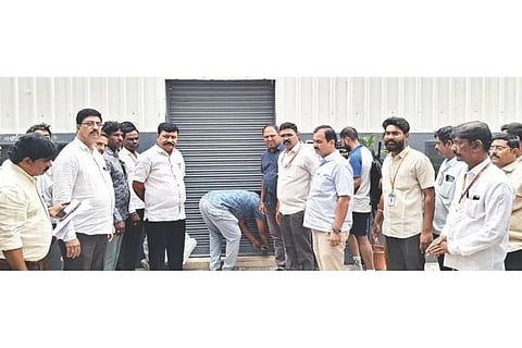 ಗಂಗಾವತಿ ಪಬ್ಲಿಕ್ ಕ್ಲಬ್‌ಗೆ ಸಂಬಂಧಿಸಿದ ಆಸ್ತಿಯನ್ನು ನಗರಸಭೆ ಅಧಿಕಾರಿಗಳು ಬುಧವಾರ ವಶಕ್ಕೆ ತೆಗೆದುಕೊಂಡು ಬೀಗ ಹಾಕಿದರು. ಪೌರಾಯುಕ್ತ ಆರ್. ವಿರೂಪಾಕ್ಷಮೂರ್ತಿ, ಪರಿಸರ ಇಂಜಿನಿಯರ್ ಶರಣಪ್ಪ , ಆರೋಗ್ಯ ನಿರೀಕ್ಷಕ ಎ.ನಾಗರಾಜ, ವ್ಯವಸ್ಥಾಪಕ ಷಣ್ಮುಖಪ್ಪ, ಕಂದಾಯ ನಿರೀಕ್ಷಕ ಮಹೇಶ ದಲಾಲ್ ಇತರರಿದ್ದರು.