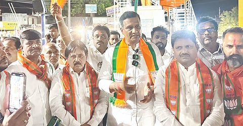 ಮೂರು ರಾಜ್ಯಗಳ ಚುನಾವಣೆಯಲ್ಲಿ ಬಿಜೆಪಿ ಸಾಧಿಸಿದ್ದರಿಂದ ಹುಮನಾಬಾದ್​ನ ಡಾ.ಬಿ.ಆರ್​.ಅಂಬೇಡ್ಕರ್​ ವೃತ್ತದಲ್ಲಿ ಸೋಮವಾರ ಸಂಜೆ ಬಿಜೆಪಿ ಮಂಡಲ ವತಿಯಿಂದ ನಡೆದ ವಿಜಯೋತ್ಸವದಲ್ಲಿ ಶಾಸಕ ಡಾ.ಸಿದ್ದಲಿಂಗಪ್ಪ ಪಾಟೀಲ್​ ಮಾತನಾಡಿದರು. ಜಿಲ್ಲಾಧ್ಯ ಸೋಮನಾಥ ಪಾಟೀಲ್​, ಶಿವಾನಂದ ಮಂಠಾಳಕರ, ಬಸವರಾಜ ಆರ್ಯ, ಪ್ರಭಾಕರ ನಾಗರಾಳೆ, ಅನೀಲ ಪಸರ್ಗಿ, ಗಿರೀಶ ತುಂಬಾ ಇತರರಿದ್ದರು.