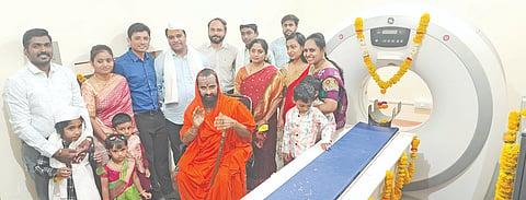 ಹುಮನಾಬಾದ್​ನ ಹರ್ಷಿತ್​ ಡಯಾಗೋಸ್ಟಿಕ್​ ಕೇರ್​ ಕೇಂದ್ರದಲ್ಲಿ ಮಂಗಳವಾರ ನೂತನ ಸಿಟಿ ಸ್ಕಾನ್​ ಸೆಂಟರ್​ಗೆ  ಹಿರೇಮಠದ ಪೀಠಾಧಿಪತಿ ಶ್ರೀ ರೇಣುಕಾ ಗಂಗಾಧರ ಶಿವಾಚಾರ್ಯರು ಪೂಜೆ ನೆರವೇರಿಸಿ ಚಾಲನೆ ನೀಡಿದರು. ಕೇಂದ್ರದ ಮುಖ್ಯಸ್ಥ ಡಾ.ಶರಣಪ್ಪ ಹಳಿದೊಡ್ಡಿ, ಡಾ. ವಿಶ್ವ ಸೈನೀರ್​, ಡಾ.ರೋಹಿತ ರೂಜಿ, ಡಾ.ಪ್ರವಿಣ ಕಡ್ಯಾಳೆ ಇತರರಿದ್ದರು.