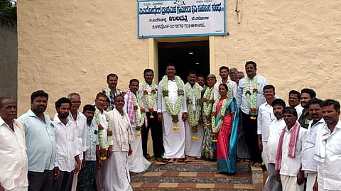 ಹಗರಿಬೊಮ್ಮನಹಳ್ಳಿ ತಾಲೂಕಿನ ಉಲವತ್ತಿ ಗ್ರಾಮದ ವಿವಿಧೋದ್ದೇಶ ಪ್ರಾಥಮಿಕ ಗ್ರಾಮೀಣ ಕೃಷಿ ಸಹಕಾರ ಸಂಘದ ಪದಾಧಿಕಾರಿಗಳನ್ನು ಸನ್ಮಾನಿಸಲಾಯಿತು. ಅಧ್ಯಕ್ಷ ಕನ್ನಿಹಳ್ಳಿ ಚಂದ್ರಶೇಖರ್, ಉಪಾಧ್ಯಕ್ಷ ಸೂಳ್ಳಪ್ಪರ ರಾಮಣ್ಣ, ನಿರ್ದೇಶಕರಾದ ಬಸವರಾಜ್ ಹಂಪಾಪಟ್ಟಣ, ಮೋದಿನ್‌ಸಾಬ್, ಎಚ್.ರಾಮಪ್ಪ, ಓಮೇಶ, ಎಂ.ಕೆ.ಶಾಂತಪ್ಪ, ಕನ್ನಿಹಳ್ಳಿ ಟಿ.ಜಗದೀಶ, ಪ್ರಕಾಶ್ ದಾಸರ, ಸಿ.ಭರತ್, ನಾಗಮ್ಮ, ಶಕುಂತಲಮ್ಮ ಇತರರಿದ್ದರು.