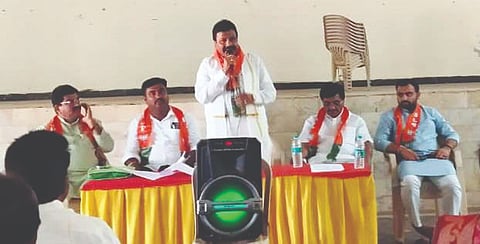 ಚಿತ್ರದುರ್ಗದಲ್ಲಿ ನಡೆಯಲಿರುವ ಮಾಜಿ ಸಿಎಂ ಬಿ.ಎಸ್.ಯಡಿಯೂರಪ್ಪ ಅವರ ಜನಸೇವೆಯ 50 ವರ್ಷಗಳು ಪೂರ್ಣಗೊಂಡ ಪ್ರಯುಕ್ತ ಅಭಿಮಾನೋತ್ಸವ ಕಾರ್ಯಕ್ರಮದ ಸಿದ್ಧತೆ ಕುರಿತು ಹಾನಗಲ್ಲಿನಲ್ಲಿ ನಡೆದ ಪೂರ್ವಭಾವಿ ಸಭೆಯನ್ನುದ್ದೇಶಿಸಿ ಮಾಜಿ ಸಚಿವ ಬಿ.ಸಿ. ಪಾಟೀಲ ಮಾತನಾಡಿದರು. ಶಿವರಾಜ ಸಜ್ಜನರ, ಭೋಜರಾಜ ಕರೂದಿ, ಭರತ್ ಬೊಮ್ಮಾಯಿ ಇದ್ದರು.