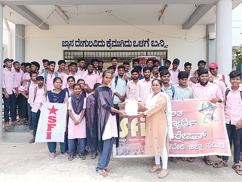Haveri, University, VC, Exam, Students, Protest, 