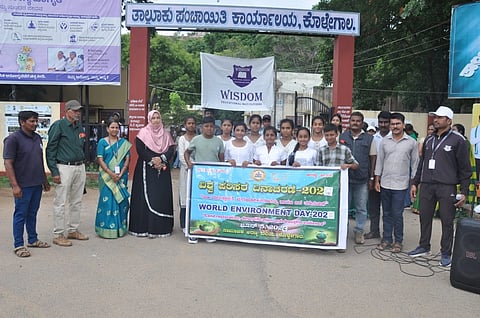 ಕೊಳ್ಳೇಗಾಲದ ವಿಸ್ಡಮ್ ಎಜುಕೇಷನ್ ಟ್ರಸ್ಟ್ ವತಿಯಿಂದ ವಿಶ್ವ ಪರಿಸರ ದಿನದ ಅಂಗವಾಗಿ ತಾಲೂಕು ಪಂಚಾಯಿತಿ ಮುಂಭಾಗ ಪರಿಸರ ಜಾಗೃತಿ ಜಾಥಾಗೆ ಕ್ಷೇತ್ರ ಶಿಕ್ಷಣಾಧಿಕಾರಿ ಕಚೇರಿಯ ಸಿಆರ್‌ಪಿ ಸಮೀರಾ ಚಾಲನೆ ನೀಡಿದರು. ಪೀಟರ್, ಭ್ರಮಾರಂಬಾ ಇತರರು ಇದ್ದರು.