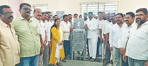 ಕೊಳ್ಳೇಗಾಲ ಪಟ್ಟಣದ ಡಾ.ಬಿ.ಆರ್.ಅಂಬೇಡ್ಕರ್ ಭವನಕ್ಕೆ ನಗರಸಭೆ ಎಸ್‌ಎಫ್‌ಸಿ ಅನುದಾನದಲ್ಲಿ 255 ಕುರ್ಚಿಗಳನ್ನು ಶಾಸಕ ಎ.ಆರ್.ಕೃಷ್ಣಮೂರ್ತಿ ವಿತರಣೆ ಮಾಡಿದರು.