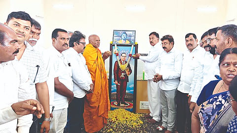 ಕೊಳ್ಳೇಗಾಲಪಟ್ಟಣದ ಡಾ.ಬಿ.ಆರ್.ಅಂಬೇಡ್ಕರ್ ಭವನದಲ್ಲಿ ಶನಿವಾರ ಆಯೋಜಿಸಿದ್ದ ಅಂತಾರಾಷ್ಟ್ರೀಯ ಬೌದ್ಧ ಸಮೇಳನ ಆಚರಣೆ ಪೂರ್ವಭಾವಿ ಸಭೆಗೆ ಗಣ್ಯರು ಬುದ್ಧ ಮತ್ತು ಡಾ.ಬಿ.ಆರ್.ಅಂಬೇಡ್ಕರ್ ಅವರ ಭಾವಚಿತ್ರಕ್ಕೆ ಪುಷ್ಪಾರ್ಚನೆ ಸಲ್ಲಿಸುವ ಮೂಲಕ ಚಾಲನೆ ನೀಡಿದರು. ಎ.ಆರ್.ಕೃಷ್ಣಮೂರ್ತಿ, ಜಿ.ಎನ್.ನಂಜುಂಡಸ್ವಾಮಿ, ಎಸ್.ಬಾಲರಾಜು ಇತರರು ಇದ್ದರು. 