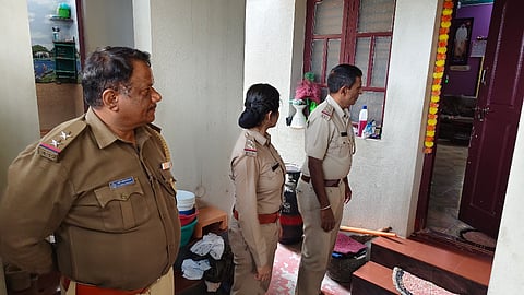 ಪಟ್ಟಣದ ನಾಯ್ಡು ತೋಟ ಬಡಾವಣೆಯಲ್ಲಿ ಶನಿವಾರ ರಾತ್ರಿ ಮನೆಯ ಹಿಂಬಾಗಿಲು ಒಡೆದು ಚಿನ್ನಾಭರಣ  ಕಳವು ಮಾಡಿರುವ ಸ್ಥಳವನ್ನು ಪೊಲೀಸರು ಪರಿಶೀಲಿಸುತ್ತಿರುವುದು. ರವೀಂದ್ರ, ವರ್ಷಾ, ಚಲುವರಾಜ್ ಇತರರು ಇದ್ದರು. 
