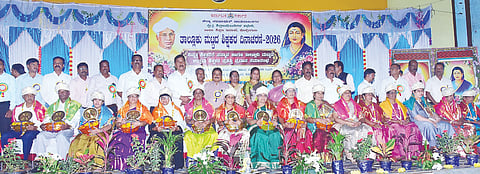 ಕೊಳ್ಳೇಗಾಲದಲ್ಲಿ ಶನಿವಾರ ಆಯೋಜಿಸಿದ್ದ ಶಿಕ್ಷಕರ ದಿನಾಚರಣೆಯಲ್ಲಿ ನಿವೃತ್ತ ಶಿಕ್ಷಕರಿಗೆ ಪ್ರಶಸ್ತಿ ಪ್ರದಾನ ಮಾಡಲಾಯಿತು. ಎ.ಆರ್. ಕೃಷ್ಣಮೂರ್ತಿ, ಆರ್.ರಾಜೇಂದ್ರ, ಎಂ.ಮಂಜುಳಾ, ಎಂ.ಮಹದೇವ ಕುಮಾರ್, ಪಿ.ನಾಗರತ್ನಮ್ಮ ಇತರರು ಇದ್ದರು.