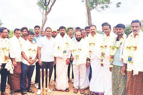 ಕಾನಹೊಸಹಳ್ಳಿ ಸಮೀಪದ ಹುಲಿಕುಂಟೆ ಗ್ರಾಮದಲ್ಲಿ ಯಂಗ್ ಕ್ರಿಕೆಟರ್ಸ್ ಬಳಗದಿಂದ ಆಯೋಜಿಸಿದ್ದ ಕ್ರಿಕೆಟ್ ಟೂರ್ನಾಮೆಂಟ್‌ಗೆ ಶಾಸಕ ಡಾ.ಎನ್.ಟಿ.ಶ್ರೀನಿವಾಸ್ ಚಾಲನೆ ನೀಡಿದರು. ತಾಪಂ ಮಾಜಿ ಸದಸ್ಯ ಎನ್.ಪಿ.ಮಂಜುನಾಥ್, ಗ್ರಾಪಂ ಮಾಜಿ ಅಧ್ಯಕ್ಷ ಎಚ್.ಮೂರ್ತಿ, ಮಾಜಿ ಸದಸ್ಯೆ ಇಂದ್ರಮ್ಮ ಮಲಿಯಪ್ಪ ಇತರರಿದ್ದರು.