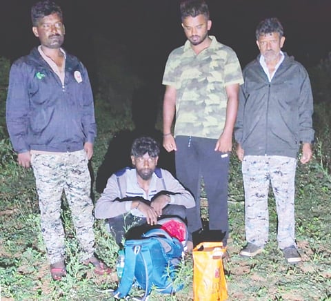 ಬಸವನಬೆಟ್ಟದ ಬಳಿ ಬೇಟೆಗೆ ಹೊಂಚುಹಾಕುತ್ತಿದ್ದ ಆರೋಪಿಯನ್ನು ನಾಡಬಾಂಬ್​ನೊಂದಿಗೆ ಹಿಡಿದು ಪೊಲೀಸರಿಗೆ ಒಪ್ಪಿಸಿರುವುದು. ಆರ್​ಎಫ್​ಓ ಬಾಲಕೃಷ್ಣ ಹಾಗೂ ಸಿಬ್ಬಂದಿ ಇದ್ದರು. 
