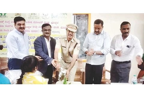 ಕೊಪ್ಪಳದ ಬಾಲಕಿಯರ ಸರ್ಕಾರಿ ಪದವಿ ಪೂರ್ವ ಕಾಲೇಜಿನಲ್ಲಿ ಆಯೋಜಿಸಿದ್ದ ಹದಿಹರೆಯದ ಹೆಣ್ಣುಮಕ್ಕಳ ಸವಾವೇಶವನ್ನು ನ್ಯಾಯಾಧೀಶ ಮಹಾಂತೇಶ ಎಸ್. ದರಗದ್ ಉದ್ಘಾಟಿಸಿದರು. ಎಎಸ್ಪಿ ಆರ್. ಹೇಮಂತ್ ಕುಮಾರ್, ಸೈಬರ್ ಕ್ರೈಂ ವಿಭಾಗದ ಡಿವೈಎಸ್ಪಿ ಸಿದ್ದಲಿಂಗಪ್ಪ ಗೌಡ ಪಾಟೀಲ್, ಡಿ.ಎಸ್. ಆಂಜನೇಯ ಇತರರಿದ್ದರು.