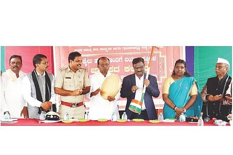 ಕೊಪ್ಪಳ ಜಿಲ್ಲಾ ಕಾರಾಗೃಹದಲ್ಲಿ ಕರ್ನಾಟಕ ಜಾನಪದ ಅಕಾಡೆಮಿಯಿಂದ ಆಯೋಜಿಸಿದ್ದ ಜೈಲು ಹಕ್ಕಿಗಳೊಂದಿಗೆ ಬಯಲು ಹಕ್ಕಿಗಳ ಜಾನಪದ ಕಲರವ ಕಾರ್ಯಕ್ರಮವನ್ನು ನ್ಯಾಯಾಧೀಶ ಮಹಾಂತೇಶ ಎಸ್. ದರಗದ ತಂಬೂರಿ ಬಾರಿಸಿ ಉದ್ಘಾಟಿಸಿದರು. ಅಕಾಡೆಮಿ ಅಧ್ಯಕ್ಷ ಡಾ. ಗೊಲ್ಲಹಳ್ಳಿ ಶಿವಪ್ರಸಾದ್, ಜಿಲ್ಲಾ ಕಾರಾಗೃಹ ಅಧೀಕ್ಷಕ ಅಂಬರೀಷ್ ಎಸ್. ಪೂಜಾರಿ, ಅಕಾಡೆಮಿ ರಿಜಿಸ್ಟ್ರಾರ್ ಎನ್. ನಮ್ರತಾ ಇತರರಿದ್ದರು.