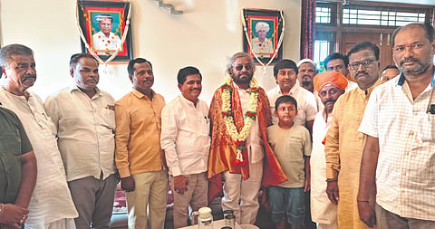 ಲೋಕಾಪುರ ಪಟ್ಟಣದ ಗುರಾರಾಜ ಉದಪುಡಿ ಅವರ ನಿವಾಸದಲ್ಲಿ ಅರಣ್ಯ ಸಚಿವ ಈಶ್ವರ ಖಂಡ್ರೆ ಅವರನ್ನು ಸನ್ಮಾನಿಸಲಾಯಿತು. ಶಿವಾನಂದ ಉದಪುಡಿ, ಗುರುರಾಜ ಉದಪುಡಿ, ರವಿ ಬೋಳಿಶೆಟ್ಟಿ, ಷಣ್ಮೂಖಪ್ಪ ಕೋಲಾರ, ಹೊಳಬಸು ದಂಡಿನ ಮತ್ತಿತರಿದ್ದರು.