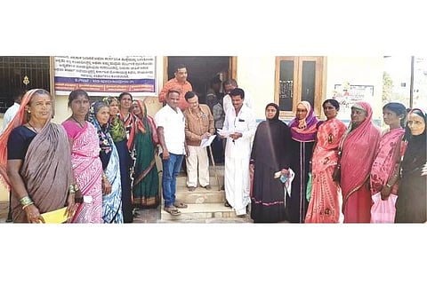ಮಸ್ಕಿ ಉಪ ತಹಸೀಲ್ದಾರ್ ಪ್ರಕಾಶ ಬುಳ್ಳಾ ಅವರಿಗೆ ಗುಡಿಹಾಳ ಹಾಗೂ ಮಿಟ್ಟಿಕೆಲ್ಲೂರು ಗ್ರಾಮಸ್ಥರು ಮನವಿ ಸಲ್ಲಿಸಿದರು. ನಾಗರಾಜ ಗುಡಿಹಾಳ, ಗದ್ದೆಪ್ಪ ಮಿಟ್ಟಿಕೆಲ್ಲೂರು, ರಣಜಾನ್ ಬಿ, ನೂರ್‌ಜಾನ್  ಬಿ. ರೇಣುಕಮ್ಮ, ಜೈನಾಬಿ, ಹನುಮಮ್ಮ, ಗಂಗಮ್ಮ ಸೇರಿದಂತೆ ಅನೀಕ ವಸತಿ ಫಲಾನುಭವಿಗಳು ಇದ್ದರು.