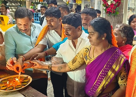 ಮಾಗಡಿ ಶ್ರೀ ರಂಗನಾಥ ಸ್ವಾಮಿ ದೇಗುಲದಲ್ಲಿನ ದೀಪೋತ್ಸವದಲ್ಲಿ ಹಣತೆ ಹಚ್ಚಿದ ಶಾಸಕ ಬಾಲಕೃಷ್ಣ.