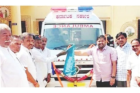  ಮಾನ್ವಿ ತಾಲೂಕಿನ ಪೋತ್ನಾಳ ಗ್ರಾಮದ ಸರ್ಕಾರಿ ಪ್ರಾಥಮಿಕ ಆರೋಗ್ಯ ಕೇಂದ್ರದ ಆವರಣದಲ್ಲಿ ತುರ್ತು ಚಿಕಿತ್ಸಾ ವಾಹನಕ್ಕೆ ಶಾಸಕ ಹಂಪಯ್ಯನಾಯಕ ಚಾಲನೆ ನೀಡಿದರು. ತಾಲೂಕು ಅರೋಗ್ಯಾಧಿಕಾರಿ ಡಾ. ಶರಣಬಸವರಾಜ, ಡಾ. ಗುರುಶರ್ಮ, ಫಾರ್ಮಸಿಸ್ಟ್ ಎಸ್. ಬಸವರಾಜ, ಮುಖಂಡರಾದ ಪಂಪನಗೌಡ, ಶರಣಪ್ಪ ರಂಗದಾಳ, ಹಸನ್ ಬಾಷಾ  ಇತರರಿದ್ದರು.