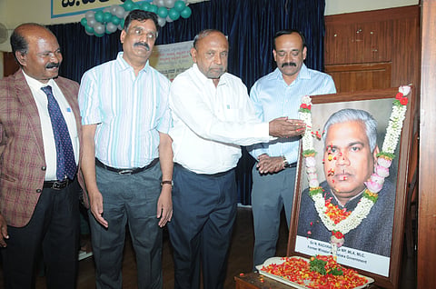 ಎನ್.ರಾಚಯ್ಯ ಅಧ್ಯಯನ ಪೀಠ, ರಾಜ್ಯಶಾಸ್ತ್ರ ಅಧ್ಯಯನ ವಿಭಾಗದಿಂದ ಆಯೋಜಿಸಿದ್ದ ಎನ್.ರಾಚಯ್ಯ ಜನ್ಮೋತ್ಸವ ಅಂಗವಾಗಿ ಆಯೋಜಿಸಿದ್ದ ಉಪನ್ಯಾಸ ಕಾರ್ಯಕ್ರಮದಲ್ಲಿ ಪ್ರೊ.ಕಾಳೇಗೌಡ ನಾಗವಾರ ಅವರು ಭಾವಚಿತ್ರಕ್ಕೆ ಪುಷ್ಪಾರ್ಚನೆ ಮಾಡಿದರು.ಪ್ರೊ.ಎನ್. ನಾಗರಾಜು, ಪ್ರೊ.ಸಿ.ರಾಮಸ್ವಾಮಿ, ಪ್ರೊ.ಕೃಷ್ಣ ಹೊಂಬಾಳ್ ಇದ್ದರು.