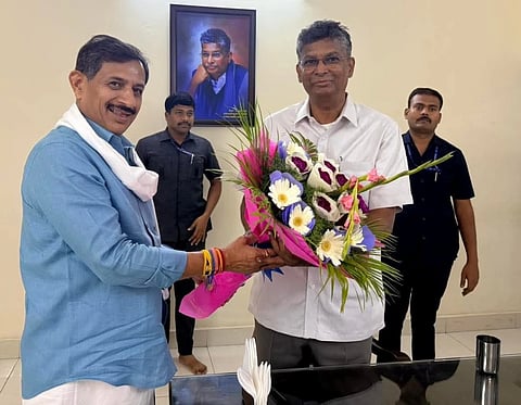 ಸಚಿವ ಸತೀಶ್​ ಜಾರಕಿಹೊಳಿ ಅವರನ್ನು ಶಾಸಕ ಎಚ್​.ಸಿ.ಬಾಲಕೃಷ್ಣ ಬೆಂಗಳೂರಿನಲ್ಲಿ ಭೇಟಿ ಮಾಡಿ, ಪುಷ್ಪಗುಚ್ಛ ನೀಡಿ ಆತ್ಮೀಯವಾಗಿ ಅಭಿನಂದಿಸಿದರು.