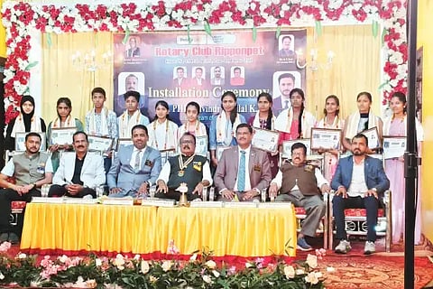 ರಿಪ್ಪನ್‌ಪೇಟೆಯಲ್ಲಿ ರೋಟರಿ ಪದಾಧಿಕಾರಿಗಳ ಪದಗ್ರಹಣ ಸಮಾರಂಭದಲ್ಲಿ ಸಾಧಕ ವಿದ್ಯಾರ್ಥಿಗಳನ್ನು ಸನ್ಮಾನಿಲಾಯಿತು. ವಸಂತ್ ಹೋಬಳಿದಾರ್, ರವೀಂದ್ರ ಬಲ್ಲಾಳ್, ರಮೇಶ್ ಹೆಬ್ಬಾರ್ ಇತರರಿದ್ದರು.