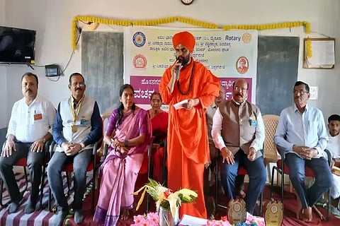 ರಿಪ್ಪನ್‌ಪೇಟೆ ಬಸವೇಶ್ವರ ಪ್ರೌಢಶಾಲೆಯಲ್ಲಿ ಆಯೋಜಿಸಿದ್ದ ವಚನ ಪ್ರತಿಭೋತ್ಸವ ಸ್ಪರ್ಧಾ ಕಾರ್ಯಕ್ರಮದಲ್ಲಿ ಮೂಲೆಗದ್ದೆ ಮಠದ ಶ್ರೀ ಅಭಿನವ ಚನ್ನಬಸವ ಸ್ವಾಮೀಜಿ ಮಾತನಾಡಿದರು. ಕೃಷ್ಣರಾಜು, ರವೀಂದ್ರ ಬಲ್ಲಾಳ್, ಶಶಿಕಲಾ ಇತರರಿದ್ದರು.