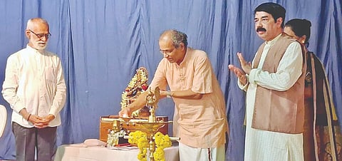 ಶಿರಸಿಯಲ್ಲಿ ಸಪ್ತಕ ಸಂಸ್ಥೆ ಆಯೋಜಿಸಿದ್ದ ಋತುಗಾನ ವ್ಯಾಖ್ಯಾನಕ್ಕೆ ಆರ್. ಗಣೇಶ ಚಾಲನೆ ನೀಡಿದರು. ವೈಶಾಲಿ ವಿ.ಪಿ. ಹೆಗಡೆ, ಜಿ.ಎಸ್. ಹೆಗಡೆ ಇತರರಿದ್ದರು.