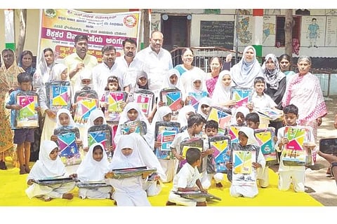 ಗೋಮರ್ಸಿ ಉರ್ದು ಸರ್ಕಾರಿ ಪ್ರಾಥಮಿಕ ಶಾಲೆಯ ಮಕ್ಕಳಿಗೆ ಉದ್ಯಮಿ ಎಸ್. ನರೇಶ ರಾಮಾಕ್ಯಾಂಪ್ ಅವರಿಂದ ಸ್ಕೂಲ್ ಬ್ಯಾಗ್, ಪೆನ್ ಸೇರಿದಂತೆ ಕಲಿಕಾ ಸಾಮಗ್ರಿ ವಿತರಿಸಲಾಯಿತು. ಅಕ್ಷಯ ಆಹಾರ ಜೋಳಿಗೆ ಸೇವಾ ಟ್ರಸ್ಟ್ ಸಂಸ್ಥಾಪಕ ಅಶೋಕ ನಲ್ಲಾ, ವನಸಿರಿ ಫೌಂಡೇಷನ್ ಸಂಸ್ಥಾಪಕ ಅಮರೇಗೌಡ ಮಲ್ಲಾಪುರ, ಪುನೀತ್ ಆಶ್ರಮದ ಪಂಪಯ್ಯಸ್ವಾಮಿ, ಮಹಿಳಾ ಮುಖಂಡರಾದ ದಾಕ್ಷಾಯಿಣಿ ಮಾಲಿಪಾಟೀಲ ಇದ್ದರು.